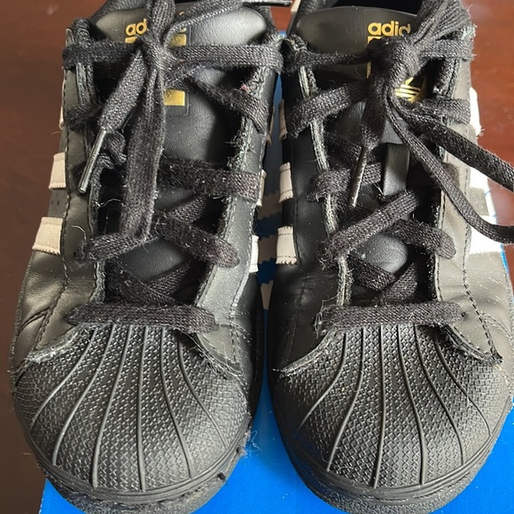 LIKE NEW Adidas Superstar Jr. Size 2 1/2 (Core Black / Cloud Whitek) - Picture 10 of 11